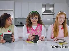 Afrikai szépség csábít nagy cicikkel és seggel, miközben maszturbál - 1. rész.