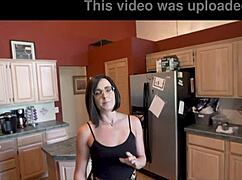 Kunde jag vara den som impregnerar min sexiga styvtant Helena Price i sängen?