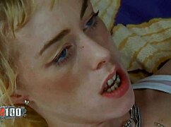 כלבה מכוערת מקבלת תחת צר מדופק חזק