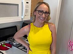 Mamă vitregă aplecată și futută adânc de fiul vitreg la sărbătoarea Thanksgiving