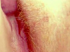 哇，看这个ASMR红发美女阴部舔舐特写，汁水四溅高潮！