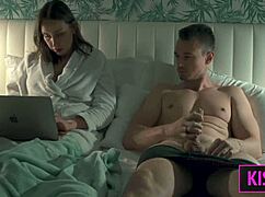 Üvey Anne Paylaşılan Yatakta Üvey Oğluna Creampie'ye Kadar Boşaltmaya Yardımcı Oluyor! 😲