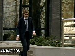 Vintage pička se spremeni v divji seks s požrešno rjavolasko sosedo. Njena dlakava čar me spravlja ob pamet.