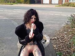 Kurba nesramno piša in se samozadovoljuje na javni ulici.