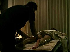 Hey, bu seksi Asyalı güzeli evde köpek pozisyonunda eğilmiş gör! Şimdi!