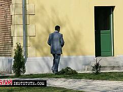 Брунеткиња у чарапама савија се за анално туцање од руског директора института.