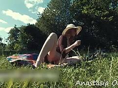 Parkta İç Çamaşırısız Yürüme, Am ve Memeleri Gösterme, Gerçek Açık Alanda Yabancı ile Buluşma