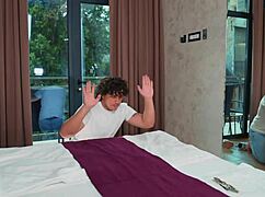 Совместный номер в отеле с сексуальной MILF приводит к горячему доггистайл сексу