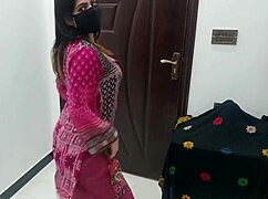 Sobia Nasir se déshabille complètement nue pour un show de danse live sur WhatsApp