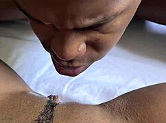 فتاة بنية جميلة بمؤخرة رائعة تحصل على لعق كسها مني -زوجين هاوين-