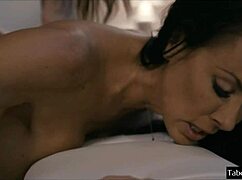 Большой член шемейл трахает девчонку так жестко, чертовски горячо! 🔥