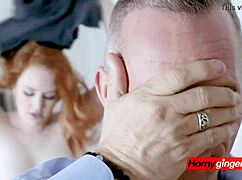 Roșcata Lucy seduce tatăl vitreg să-i foreze pizda strânsă