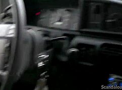 Vroča punčka drgne kurca med vožnjo, posneto na traku!