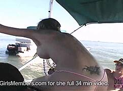 Tvoja najljubša natakarica se sleče gola na divji zabavi