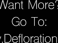 Федоркино треплет тугую киску 18+ на камеру так ретро! 😘