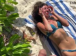 OMG, a fost udată cu pipi pe plaja publică! 😱