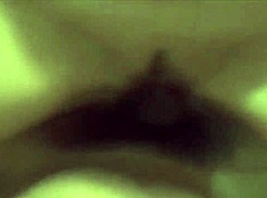 멕시코 남자가 친구 아내의 열린 보지를 일하면서 박다