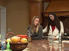 Coppia lesbica Georgia Jones e Lena Nicole si abbandona a sesso riparatore appassionato dopo litigio. Culi grossi si scontrano in azione bollente.