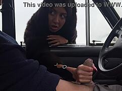 Fremmed giver håndjob gennem bilvindue i offentlig parkering