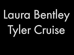 Blondi milf Laura Bentley ratsastaa pojan kaverin kyrpää kiitokseksi, kupla peppu pomppii villisti!