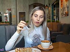 Letty Black rockt Fernbedienungs-Vibrator in überfülltem Café