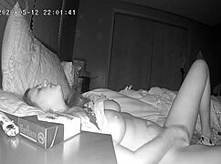 Timida ragazza dita figa rasata in camera nascosta