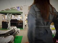 Brune se pavane nue dans le centre commercial pour que tout le monde voie