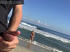 dvě neznámé holky mě sledují, jak se šukám na pláži, a přidají se