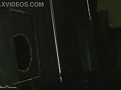 Kun je geloven dat mannetje mij filmt terwijl ik deze grote zwarte lul zuig bij de gloryhole?