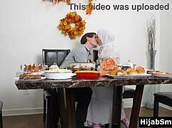 Muslim csaját keményen szedik meg pulykanapokon a borotvált picsával