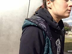 Nemecký skaut zvádza Laru Fox na sex na verejnom castingu