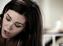 Potata iznenađuje tinejdžerku pastorku novim čepom za dupe za zabavu