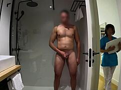 Oväntad badrumsmöte med roomservice-städerska.