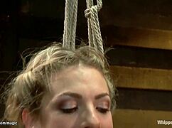 היי, תראה את הדומיננטית הג'ינג'ית מזיינת באנאל את הבלונדינית הקשורה לסבית! 😈