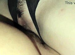 ¿Por qué el coño jugoso de mi hermanastra está tan mojado viendo porno?