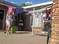 커클드 고민남 아내 밖에서 다른 남자한테 박히는 거 봐. 치마 흔들며 작은 18+ 젖가슴 공개.