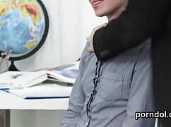 可愛い大学生が囁く、「もっとイジメて、先生。」