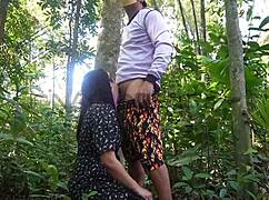 Saya nampak orang asing kencing di hutan, dia tak jangka tawaran liar saya