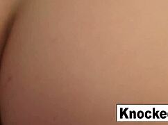 Noseča rjavolaska z očali igra s igračkami v obeh luknjah