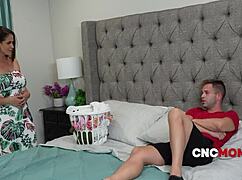 Ponosna zrela postane pastorkova seksna lutka za prosto uporabo v divji skupini