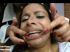 Latina Teen 18+ erleidet lesbisches Lecken und Piss Schlucken Domination.