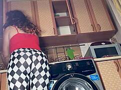 Nevlastná mama gazdiná dokončí kuchynskú prácu a prosí o veľký zadok šuk