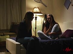 Bella Rolland ve Laney Grey Lezbiyen Makas Pozisyonu ve Ağız Zevkleri Yaşıyor