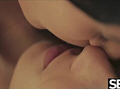 Lesbokaunottaret nuolevat intohimoisesti toistensa pilluja johtuen useisiin voimakkaisiin orgasmeihin pillun sukelluksessa