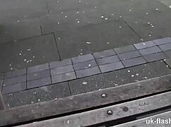 Lassie se popiša, nato pokaže velike joške na divji vožnji z avtobusom