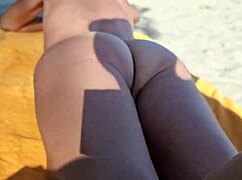 細身のナチュラル娘、タンライン付きで公共ビーチでヌーディズム楽しむクローズアップ