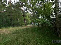 Молоденькая русская шлюха трахает незнакомца, пока парень спит в палатке рядом.