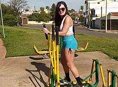 Vadia gostosa își arată țâțele și suge în stradă pentru spermă