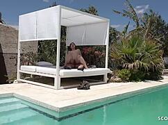 Remaja jerman Melina May dikongkek pelancong tua di kolam