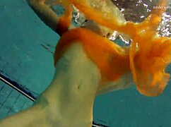 Nastya se svlékne donaha a předvádí horké nahé tělo v bazénu